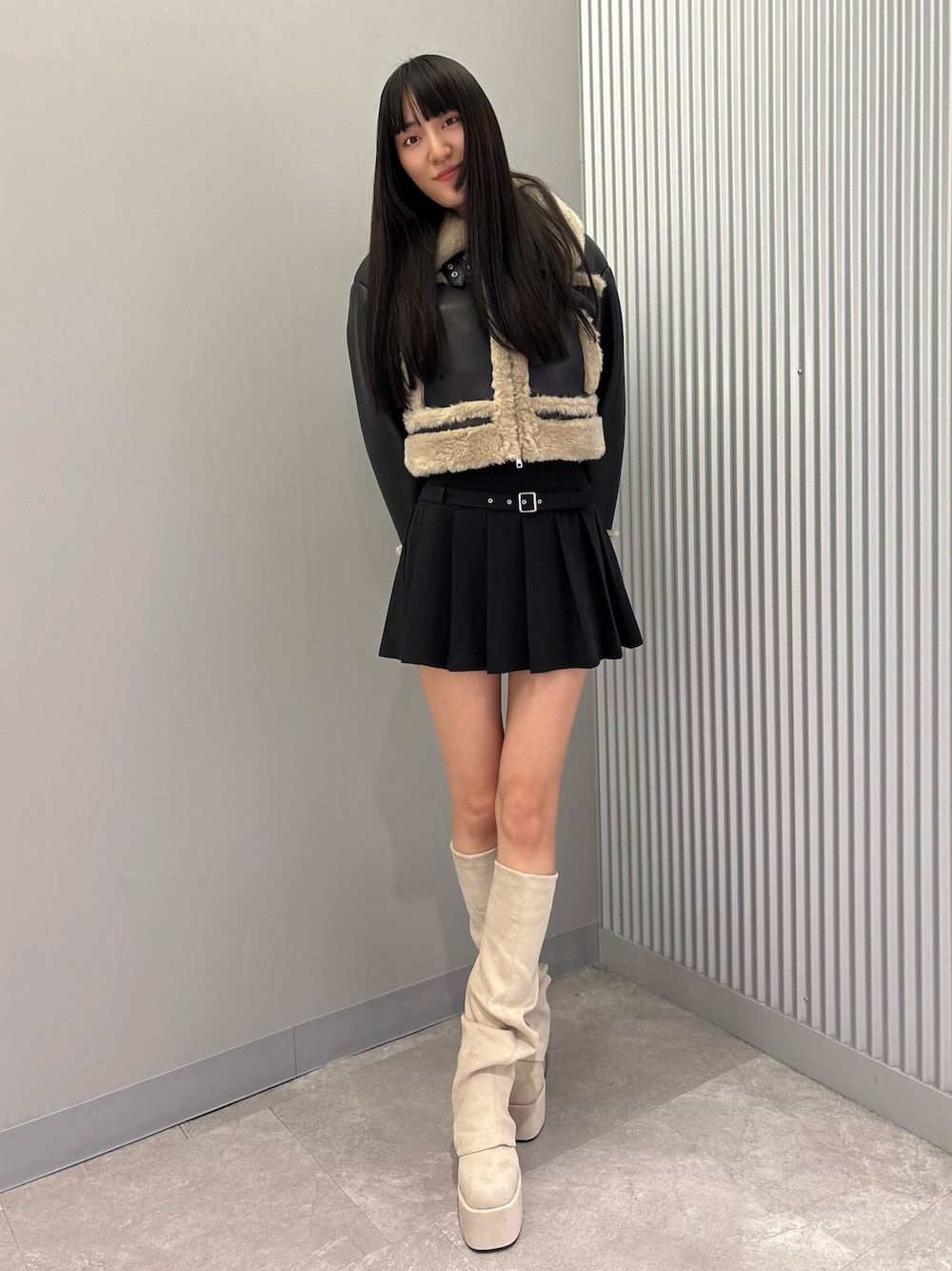 ブラック系のスカート、その他のブルゾン、ホワイト系のブーツを着用したレディースの秋コーディネートの1枚目の写真