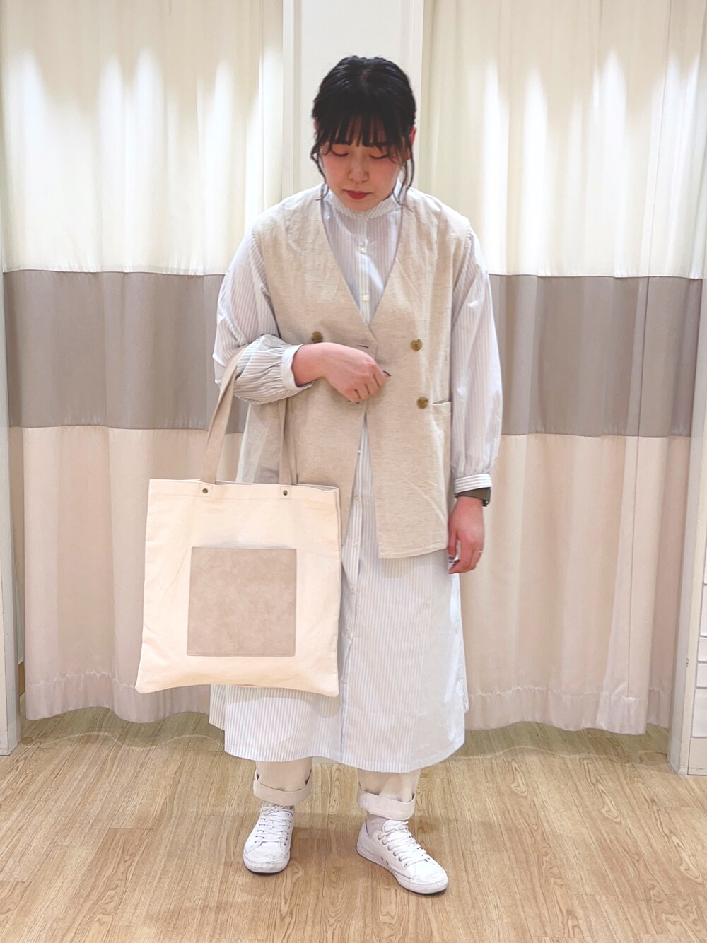 「春服コーデ、サマンサ モスモス(Samansa Mos2)、リンネル、シャツワンピース、ベスト、麻、ＵＶカット、ストライプ、SM2、パンツスタイル、シンプルコーデ、大人カジュアル、スニーカー」｜「Samansa Mos2のキャンバストートバッグ（ハンドバッグ、ベージュ系）」を使った、いちさん（レディース・164cm）の春コーディネートの1枚目の写真