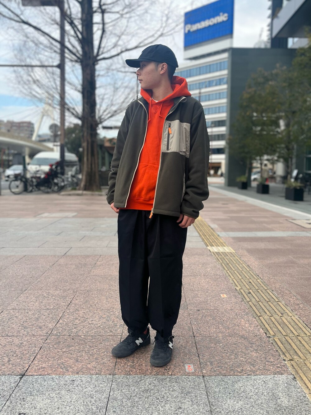 「ジャケット、キャップ、パーカー、フリース、オレンジ、カーキ、フリースジャケット、RUSSELL ATHLETIC、narifuri、ラッセルアスレチック」｜「narifuriの6パネルキャップ（キャップ、ブラック系）」を使った、yuseさん（メンズ・173cm）の冬コーディネートの1枚目の写真