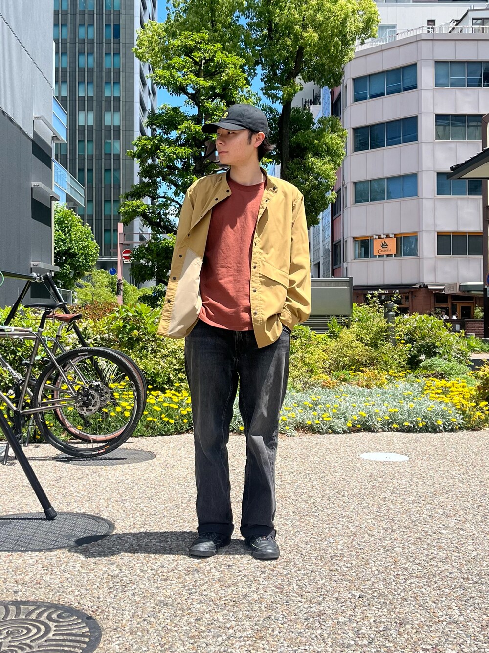 イエロー系のシャツ/ブラウスを着用したメンズの春コーディネートの1枚目の写真