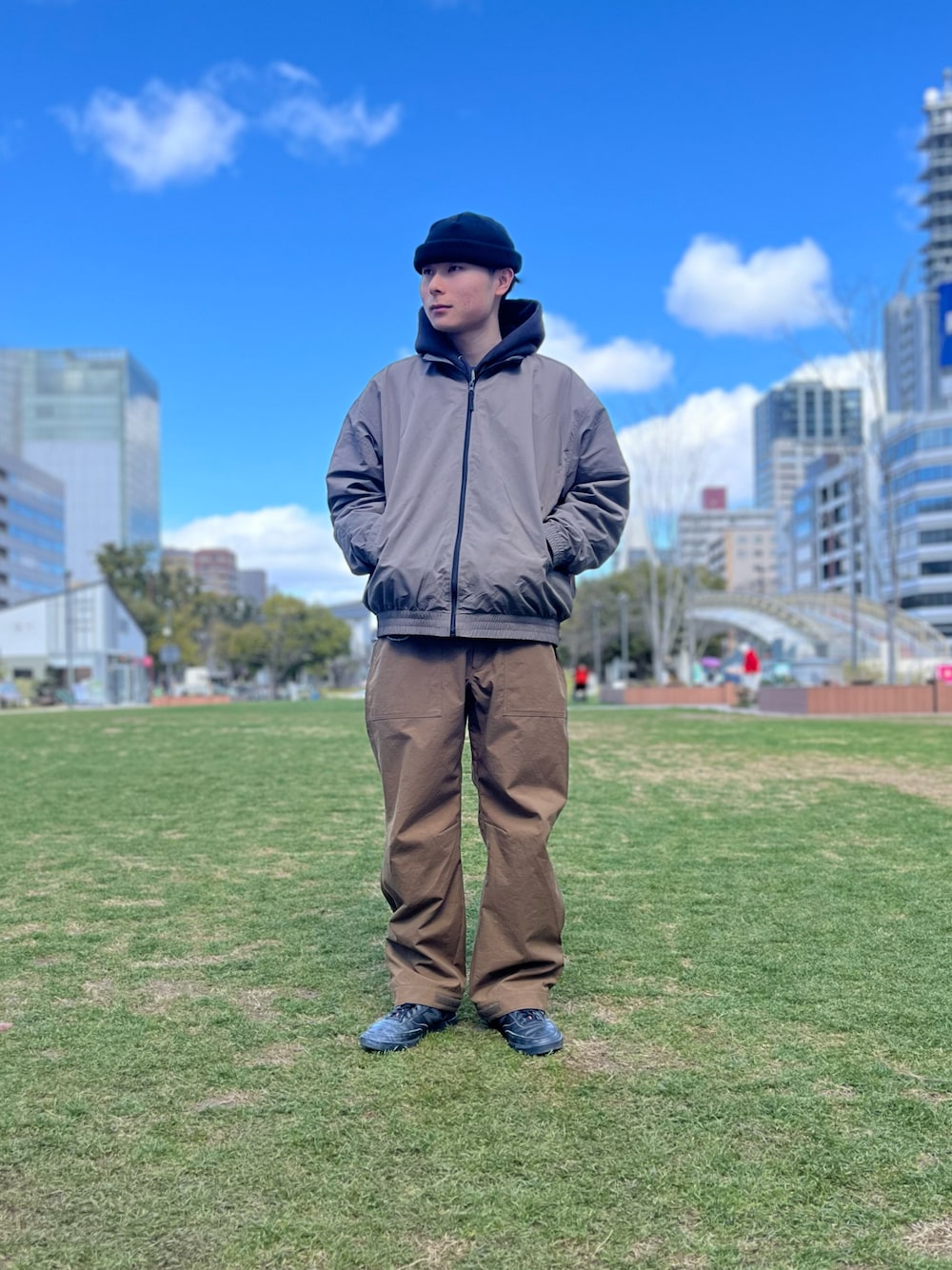 ブラック系のスニーカー、ブラウン系のその他パンツを着用したメンズの春コーディネートの1枚目の写真