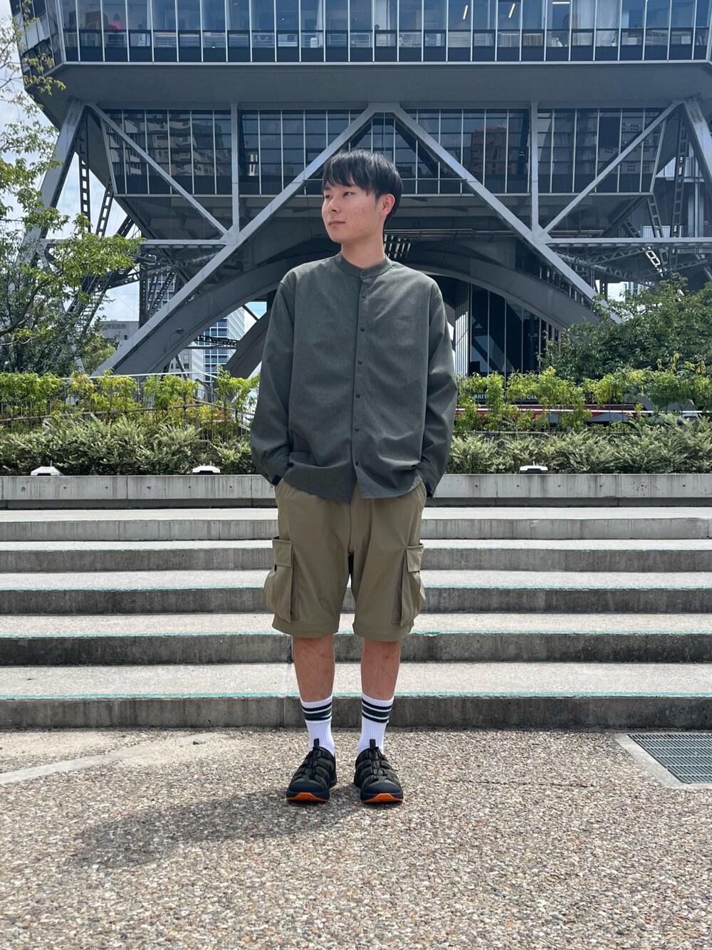 ベージュ系のカーゴパンツ、グリーン系のスニーカー、グリーン系のシャツ/ブラウスを着用したメンズの夏コーディネートの1枚目の写真