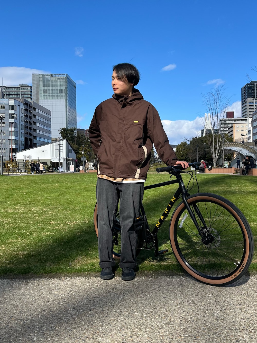 ブラック系のスニーカー、ベージュ系のシャツ/ブラウス、ブラウン系のブルゾンを着用したメンズの冬コーディネートの1枚目の写真
