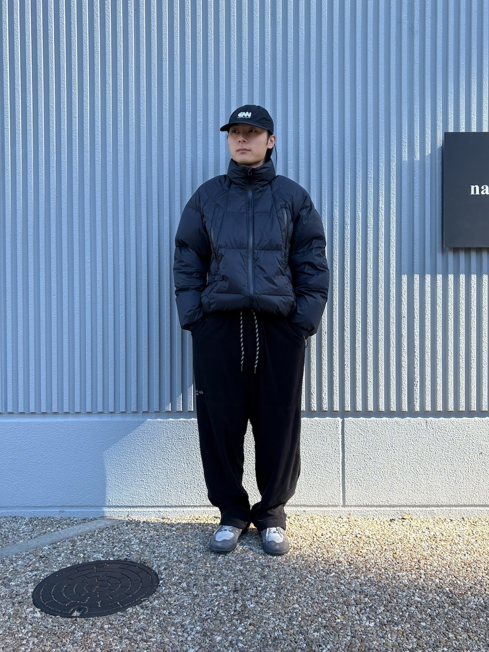 ブラック系のダウンジャケット/コートを着用したメンズの冬コーディネートの1枚目の写真