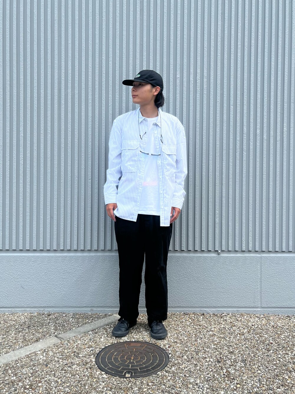 ホワイト系のシャツ/ブラウス、ホワイト系のTシャツ/カットソーを着用したメンズの秋コーディネートの1枚目の写真