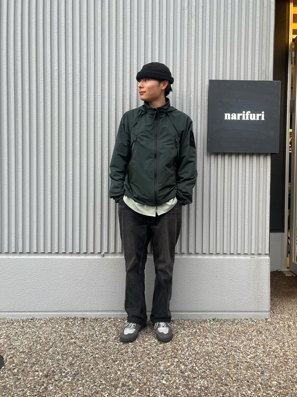 グリーン系のブルゾン、グリーン系のシャツ/ブラウスを着用したメンズの春コーディネートの1枚目の写真