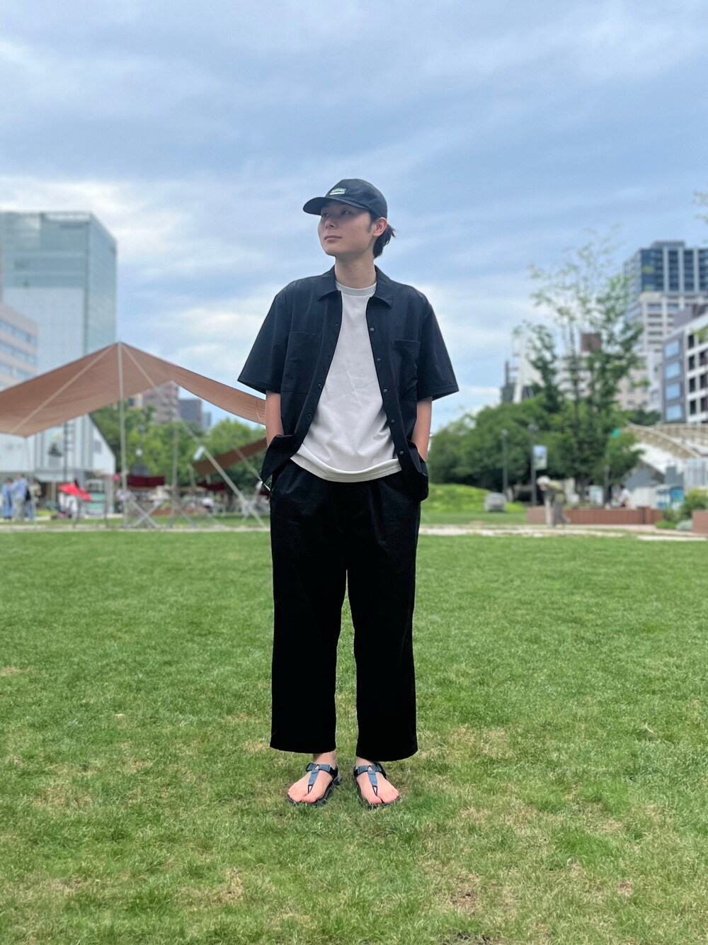 グレー系のTシャツ/カットソー、ブラック系のシャツ/ブラウスを着用したメンズの夏コーディネートの1枚目の写真