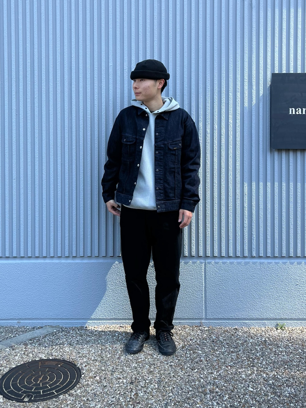 ブルー系のデニムジャケット、グレー系のパーカーを着用したメンズの春コーディネートの1枚目の写真