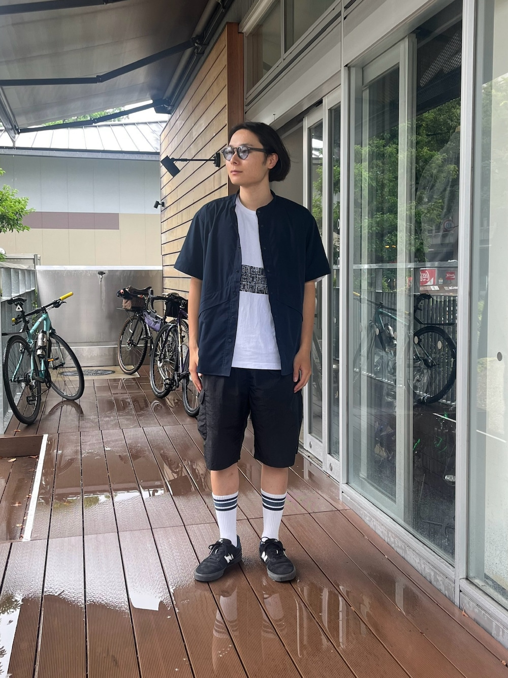 ブルー系のシャツ/ブラウス、ブラック系のカーゴパンツを着用したメンズの夏コーディネートの1枚目の写真