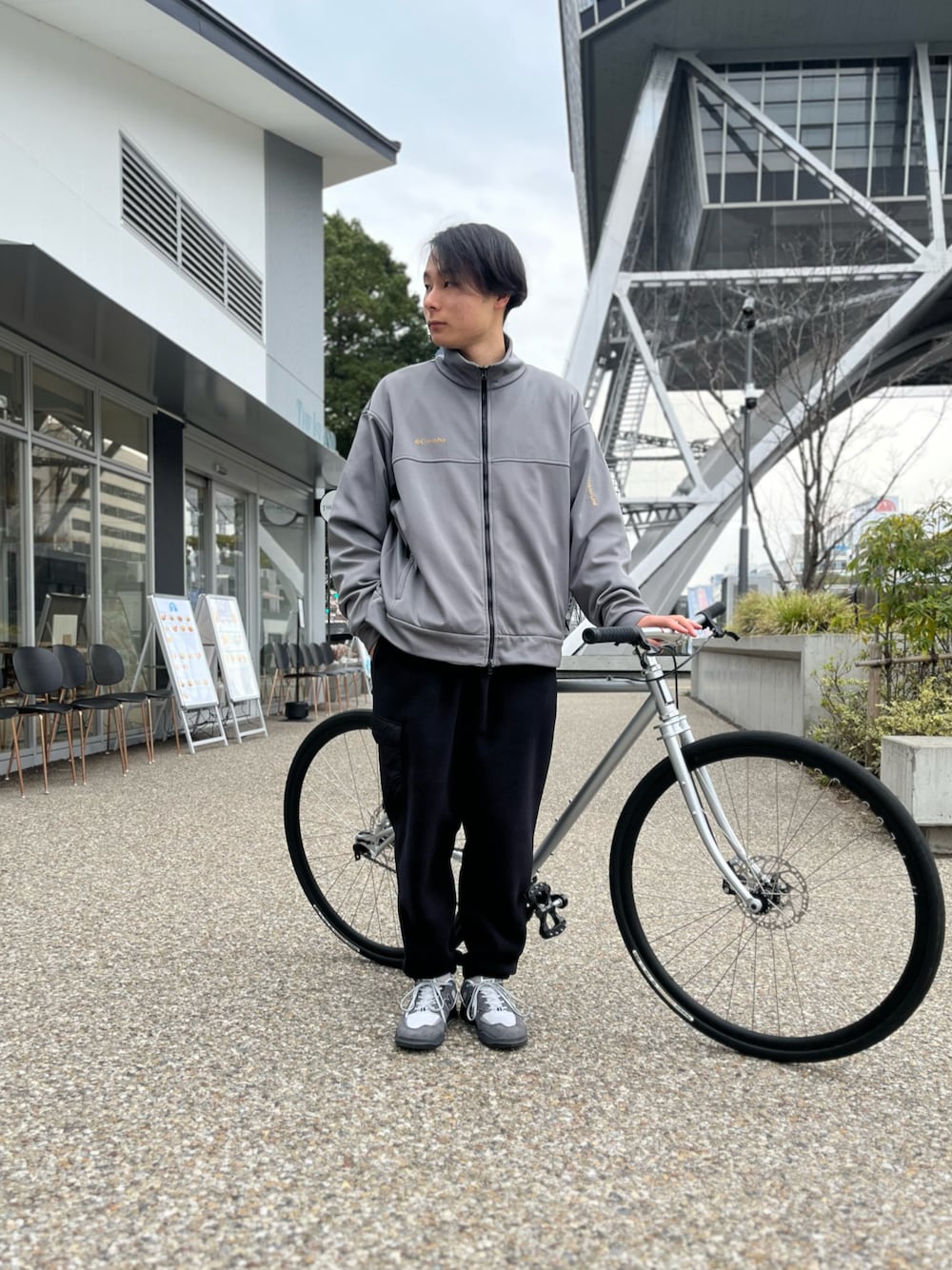 グレー系のシューズ、ブラック系のカーゴパンツを着用したメンズの冬コーディネートの1枚目の写真