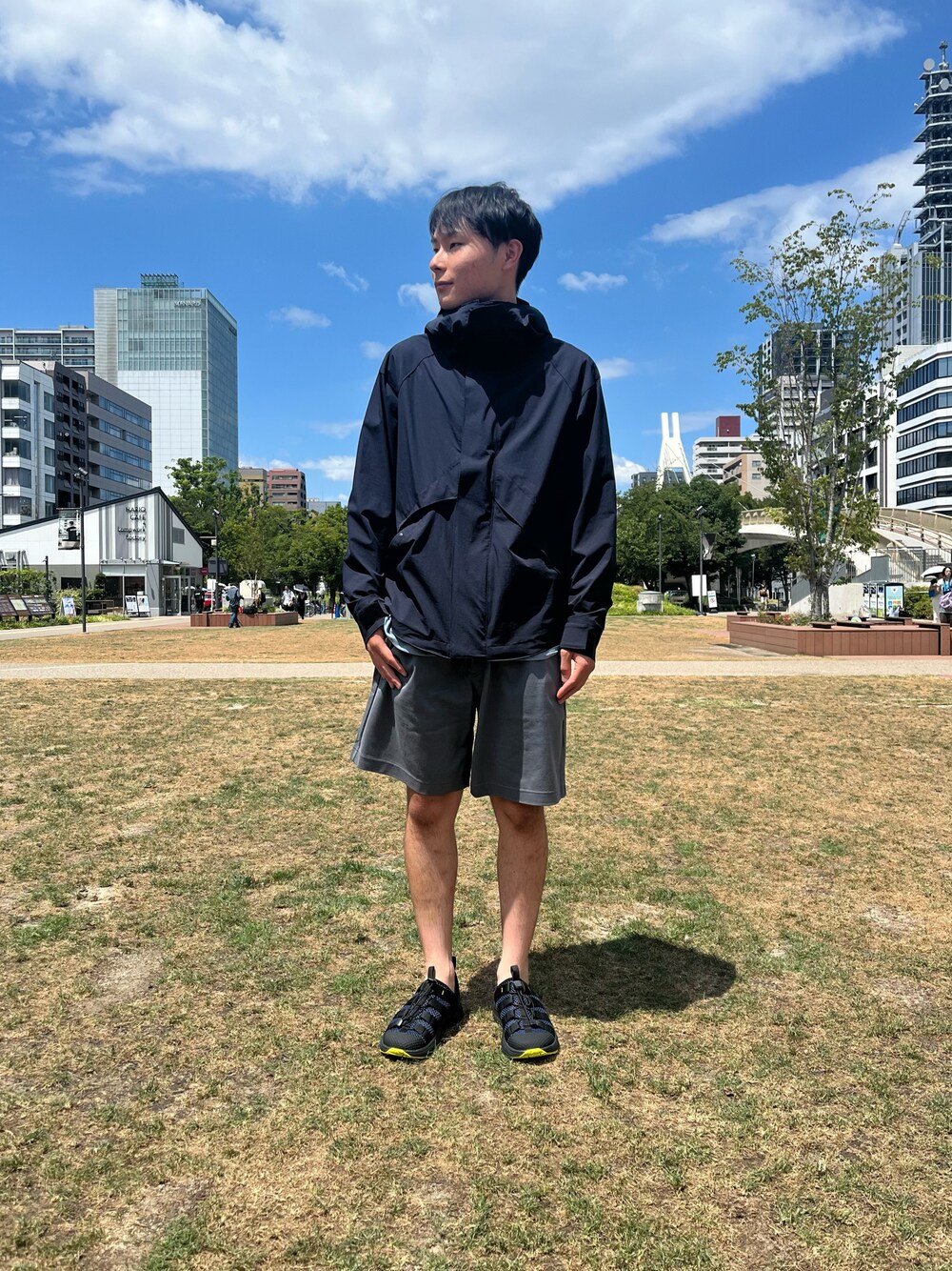 ブルー系のスニーカー、グレー系のその他パンツ、ブルー系のマウンテンパーカーを着用したメンズの夏コーディネートの1枚目の写真