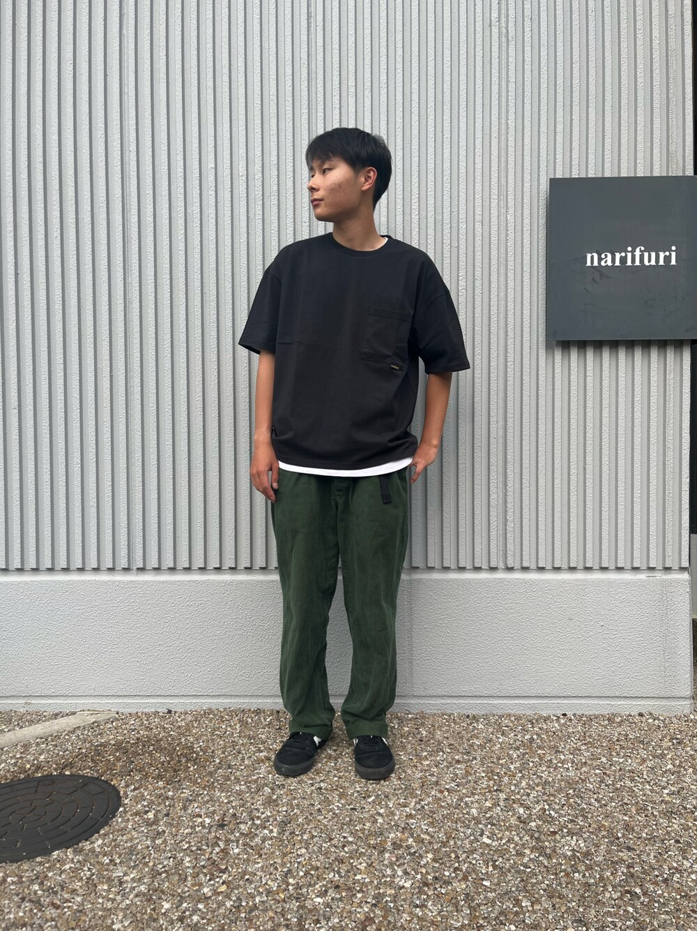ブラック系のTシャツ/カットソーを着用したメンズの夏コーディネートの1枚目の写真