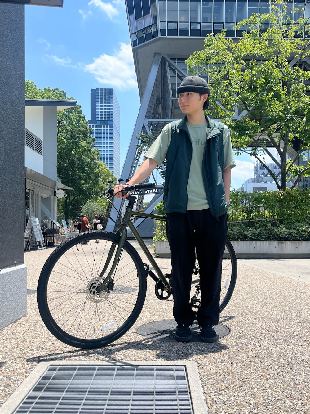 グリーン系のTシャツ/カットソー、グリーン系のブルゾンを着用したメンズの夏コーディネートの1枚目の写真