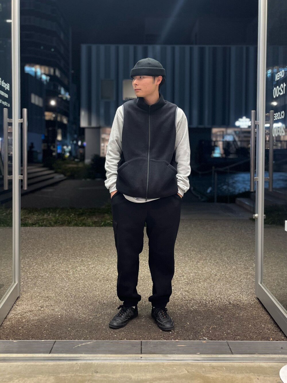 ブラック系のスニーカー、ブラック系のカーゴパンツ、グレー系のスウェットを着用したメンズの冬コーディネートの1枚目の写真