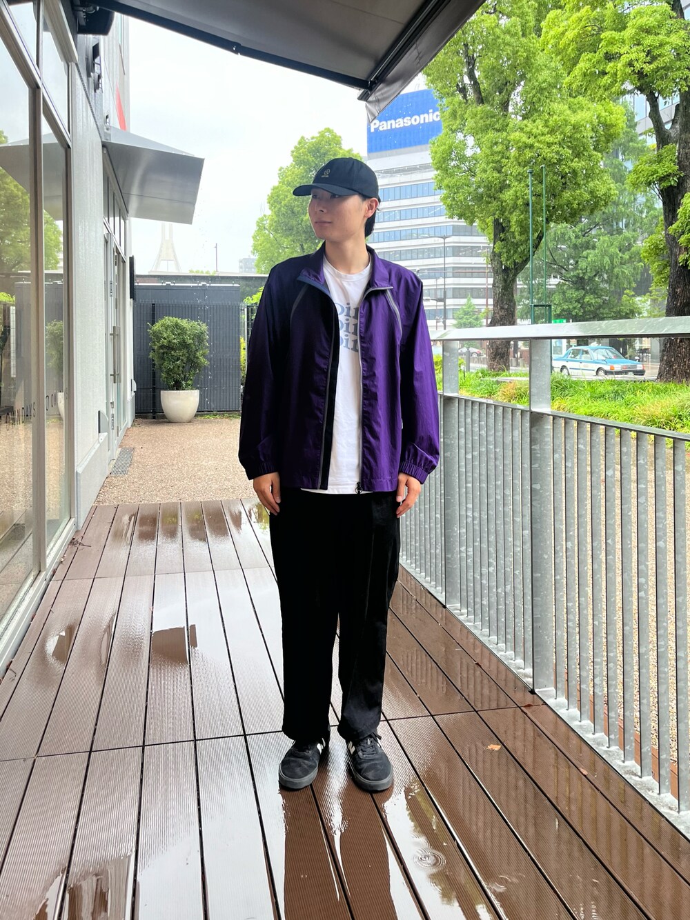 パープル系のブルゾン、ホワイト系のTシャツ/カットソーを着用したメンズの夏コーディネートの1枚目の写真