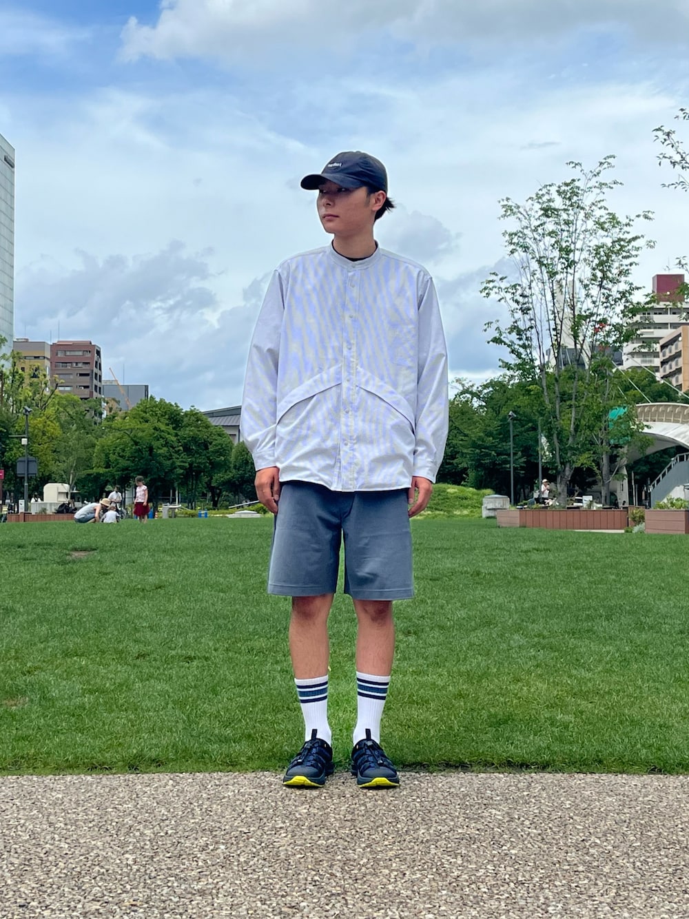 グレー系のその他パンツ、ブルー系のスニーカー、グレー系のシャツ/ブラウスを着用したメンズの夏コーディネートの1枚目の写真