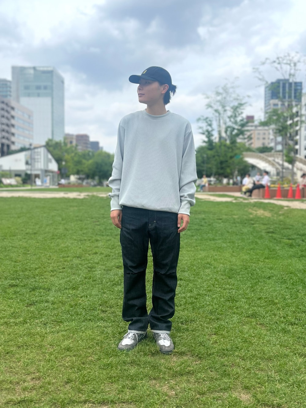 ブルー系のデニムパンツ、グレー系のスウェットを着用したメンズの春コーディネートの1枚目の写真