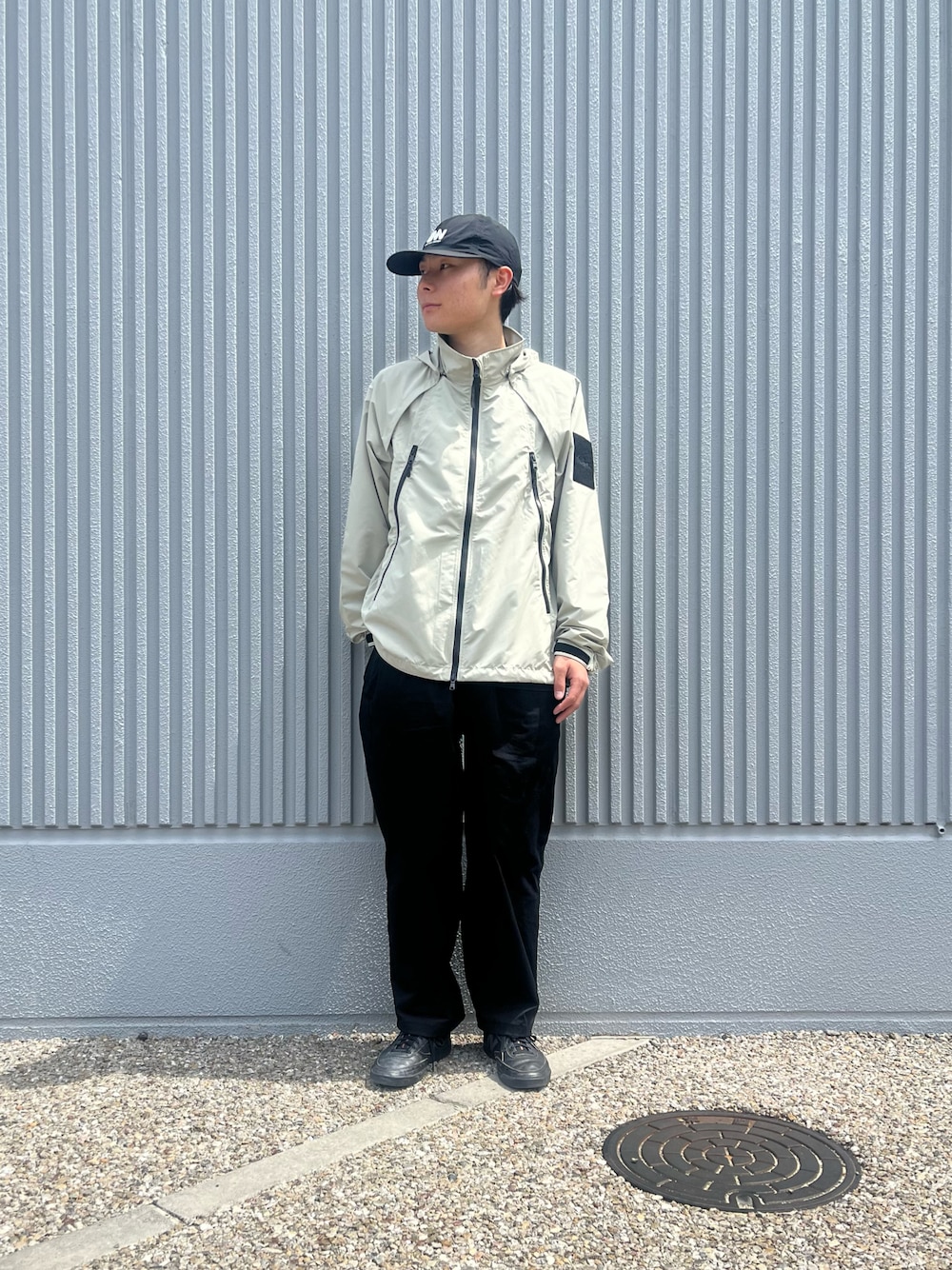 ベージュ系のブルゾン、ブラック系のTシャツ/カットソーを着用したメンズの春コーディネートの1枚目の写真