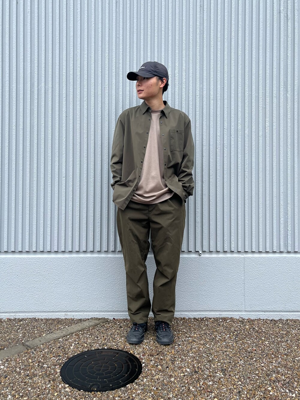 グリーン系のその他パンツ、グリーン系のシャツ/ブラウス、ベージュ系のTシャツ/カットソーを着用したメンズの夏コーディネートの1枚目の写真