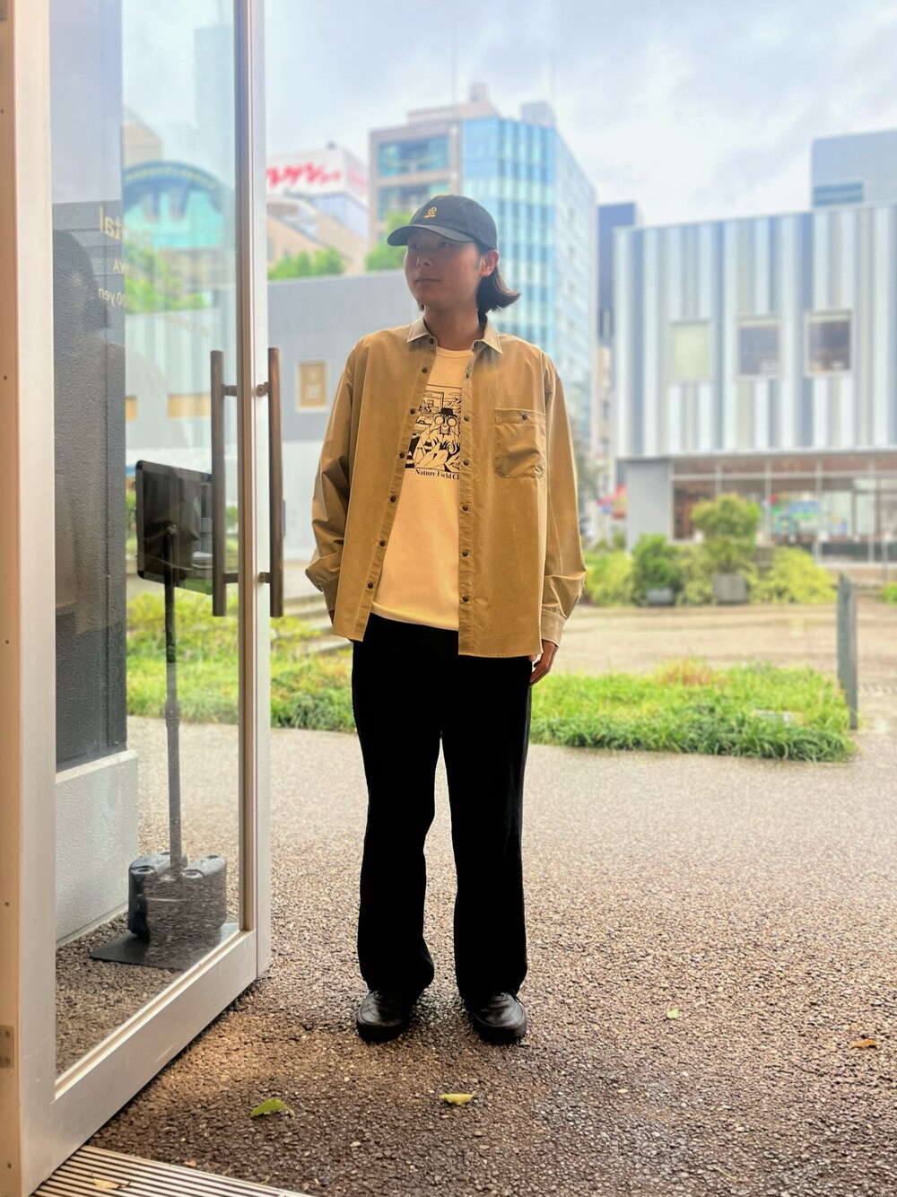 ホワイト系のTシャツ/カットソー、ベージュ系のシャツ/ブラウスを着用したメンズの秋コーディネートの1枚目の写真