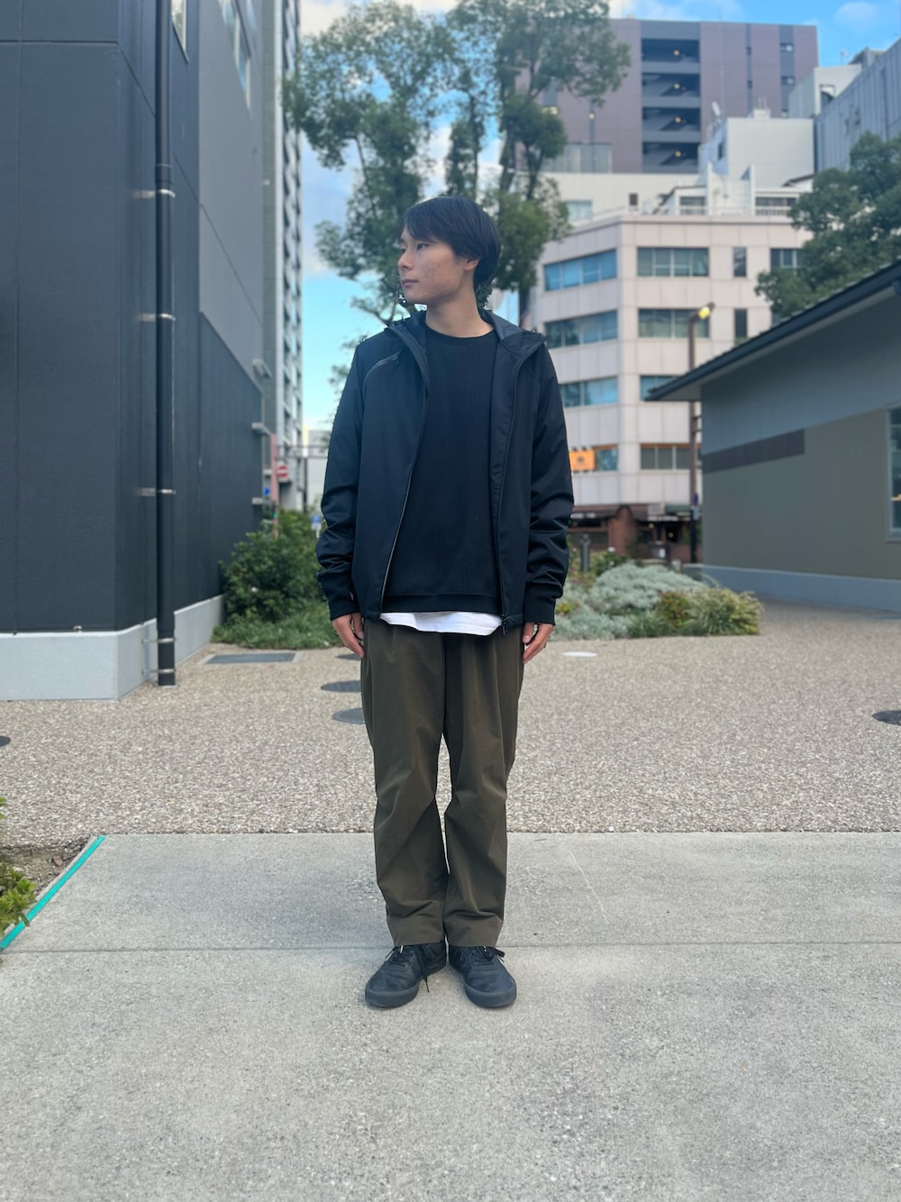 グリーン系のその他パンツ、ブラック系のマウンテンパーカー、ブラック系のスウェットを着用したメンズの秋コーディネートの1枚目の写真