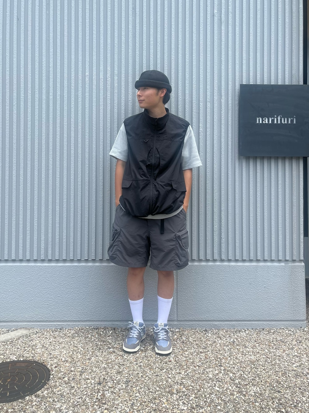 グレー系のTシャツ/カットソーを着用したメンズの夏コーディネートの1枚目の写真