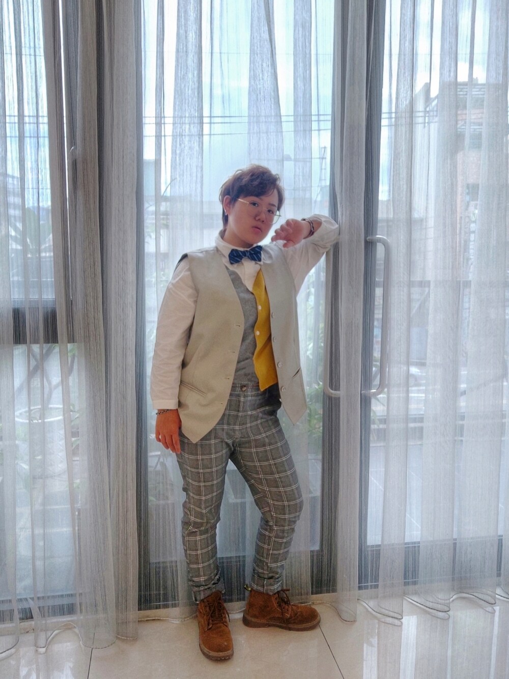 「ootd、工裝穿搭、工裝背心、正装、靴子、蝴蝶結、灰色系」｜「網路購物のアイテム（チノパンツ、グレー系）」を使った、譚佳さん（レディース・158cm）の夏コーディネートの1枚目の写真