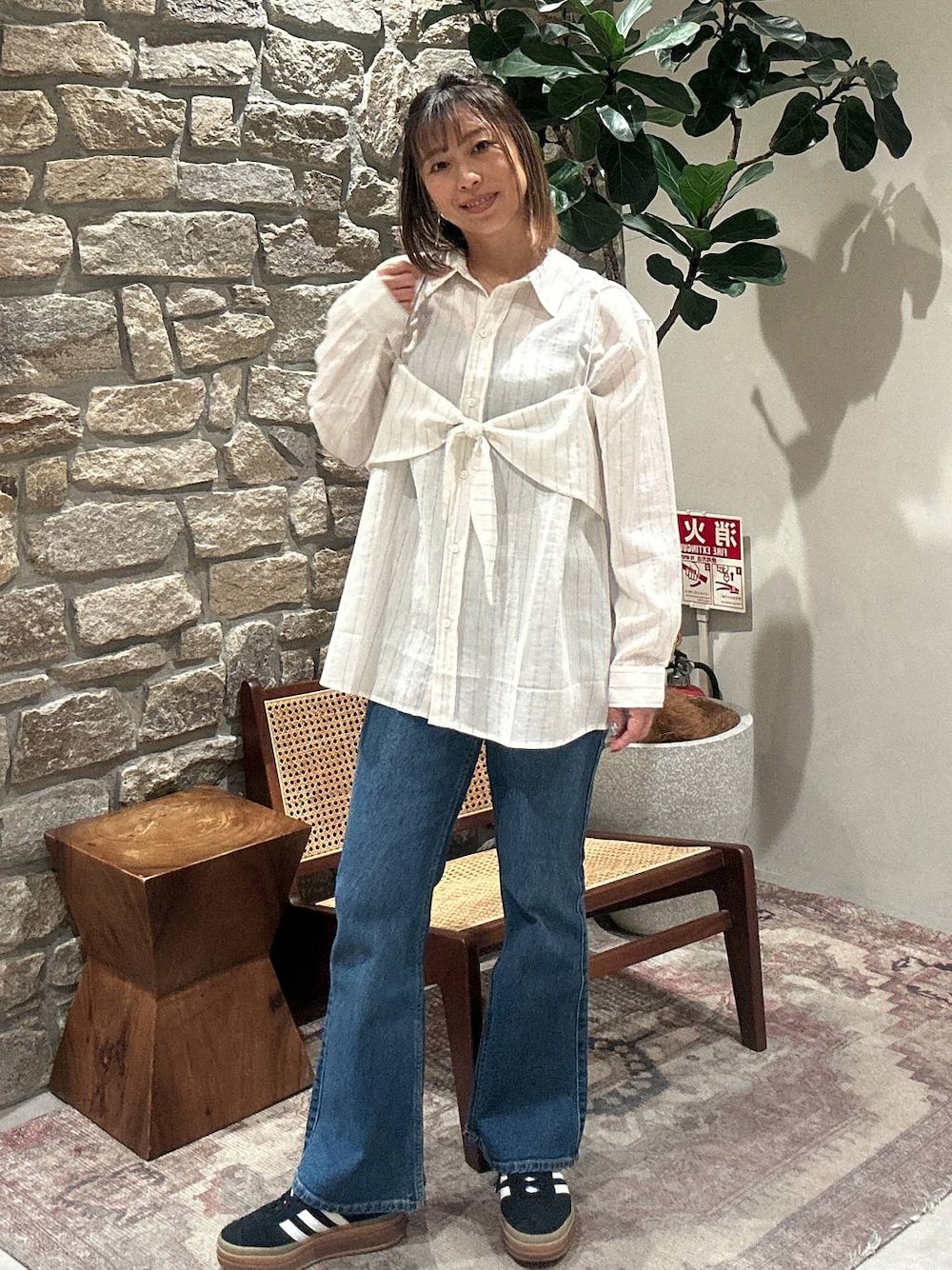 ブルー系のデニムパンツ、ホワイト系のシャツ/ブラウスを着用したレディースの春コーディネートの1枚目の写真