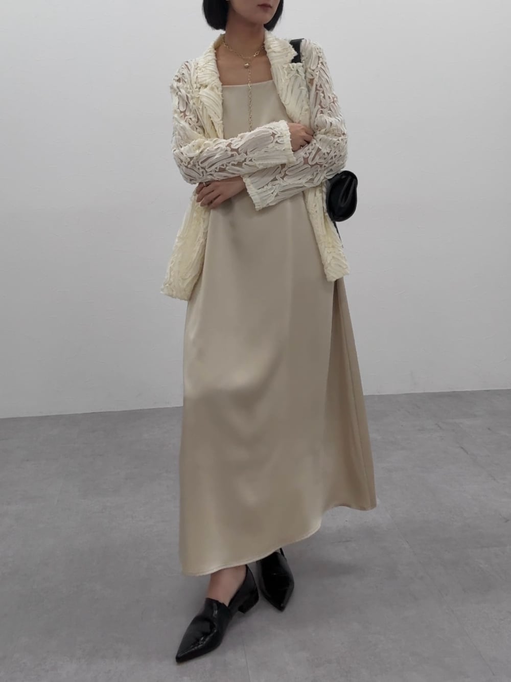 ホワイト系のテーラードジャケットを着用したレディースの春コーディネートの1枚目の写真