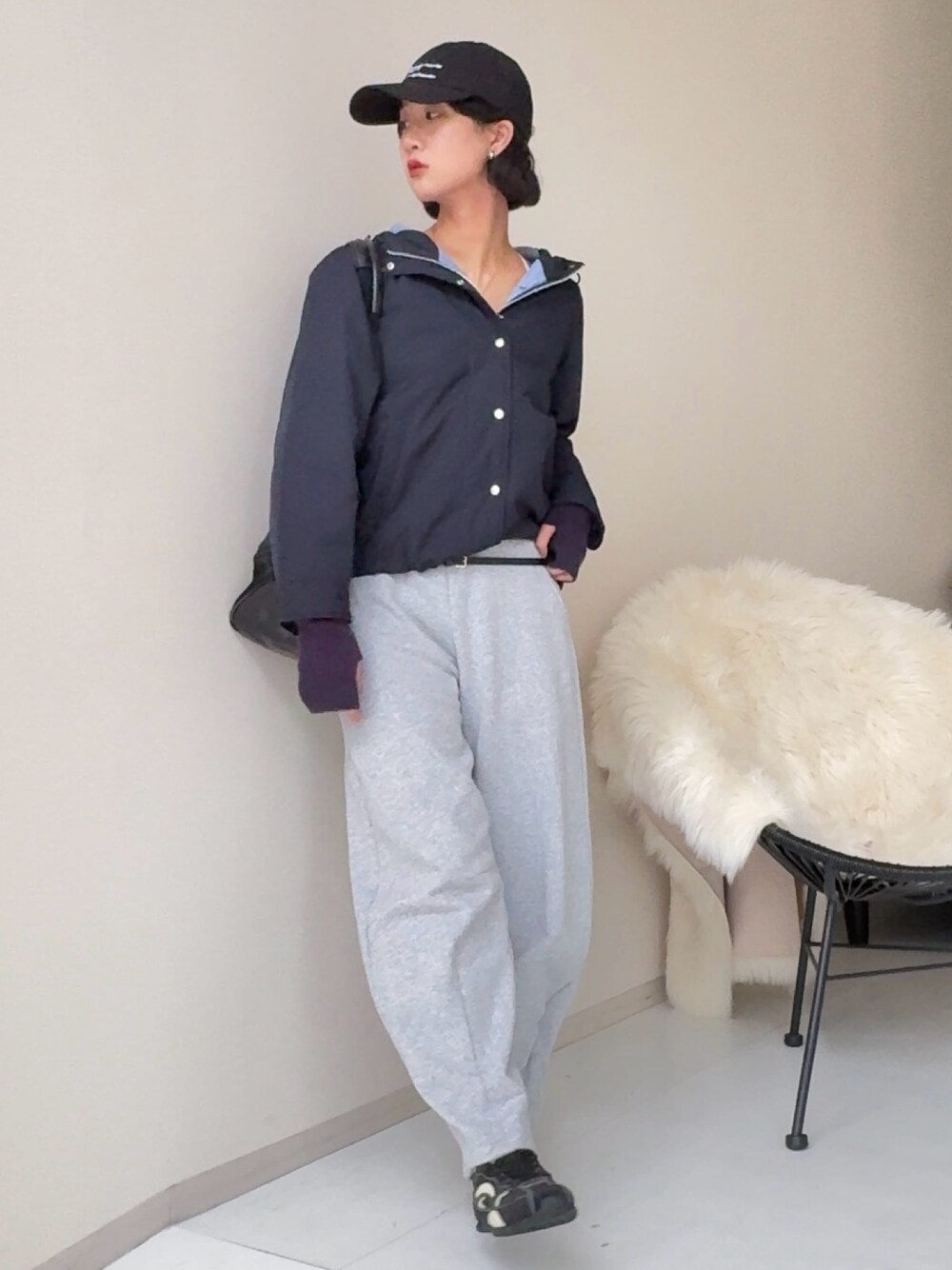 グレー系のパンツ、ブルー系のジャケット/アウターを着用したレディースの秋コーディネートの1枚目の写真