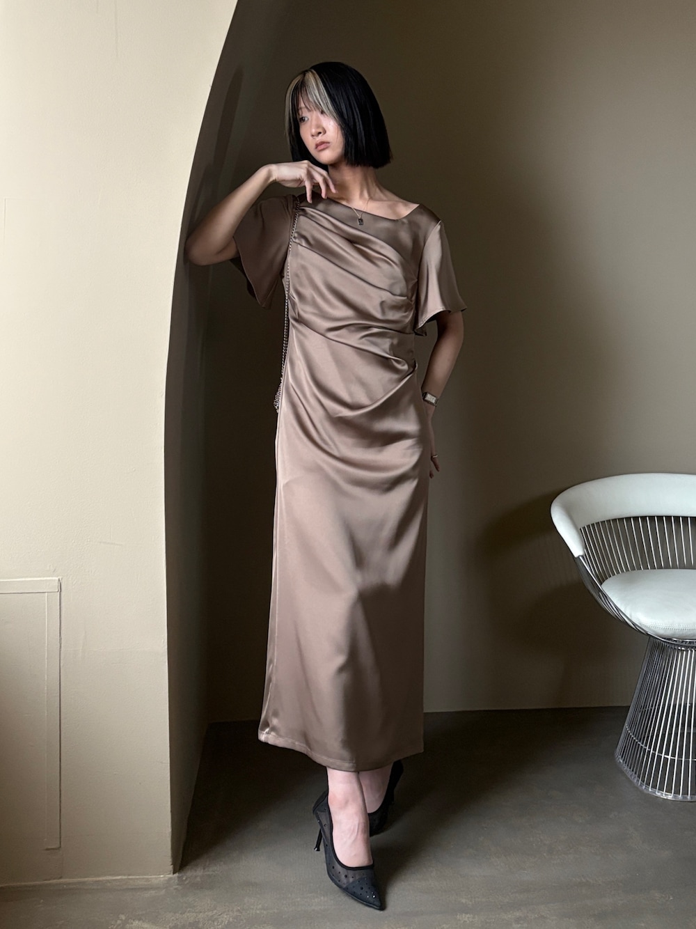 ベージュ系のドレスを着用したレディースの春コーディネートの1枚目の写真