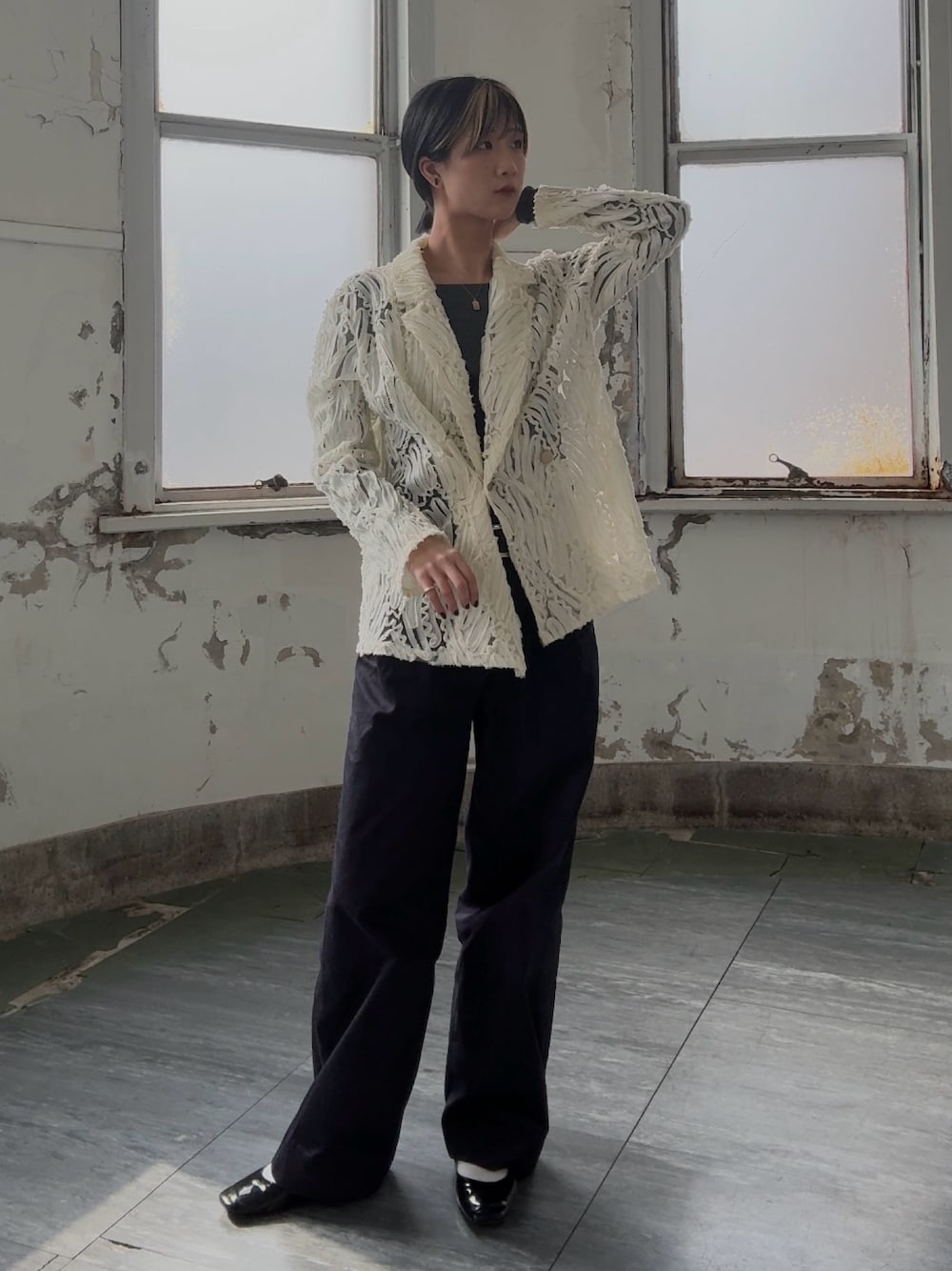 ホワイト系のテーラードジャケットを着用したレディースの春コーディネートの1枚目の写真