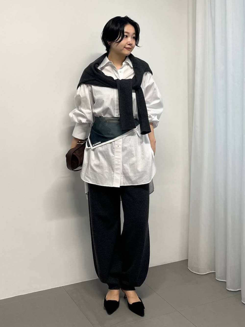 ホワイト系のシャツ/ブラウス、グレー系のその他パンツ、グレー系のストール/ショールを着用したレディースの秋コーディネートの1枚目の写真