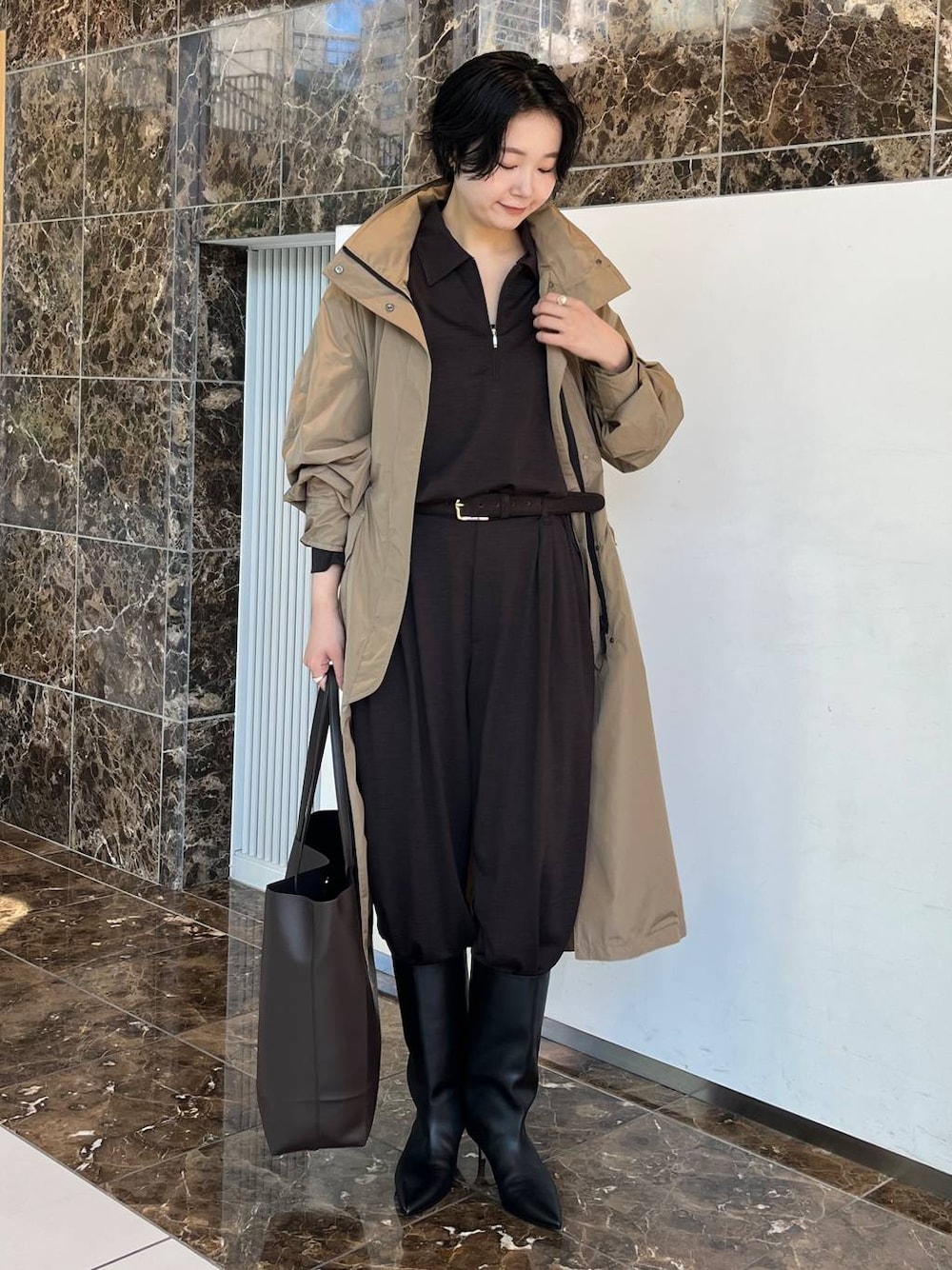 ブラウン系のその他パンツ、ブラウン系のTシャツ/カットソー、ブラウン系のベルトを着用したレディースの秋コーディネートの1枚目の写真