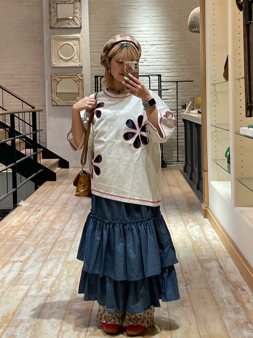 「デザイントップス、デニム、キャミワンピ、花柄パンツ、レイヤードスタイル、ciaopanic」｜「HELLO.SANFRANCISCOの【HELLO.SANFRANCISCO/ハローサンフランシスコ】フラワーカットアウトビッグTEE（Tシャツ/カットソー、グレー系）」を使った、shihomomoさん（レディース・152cm）の夏コーディネートの1枚目の写真