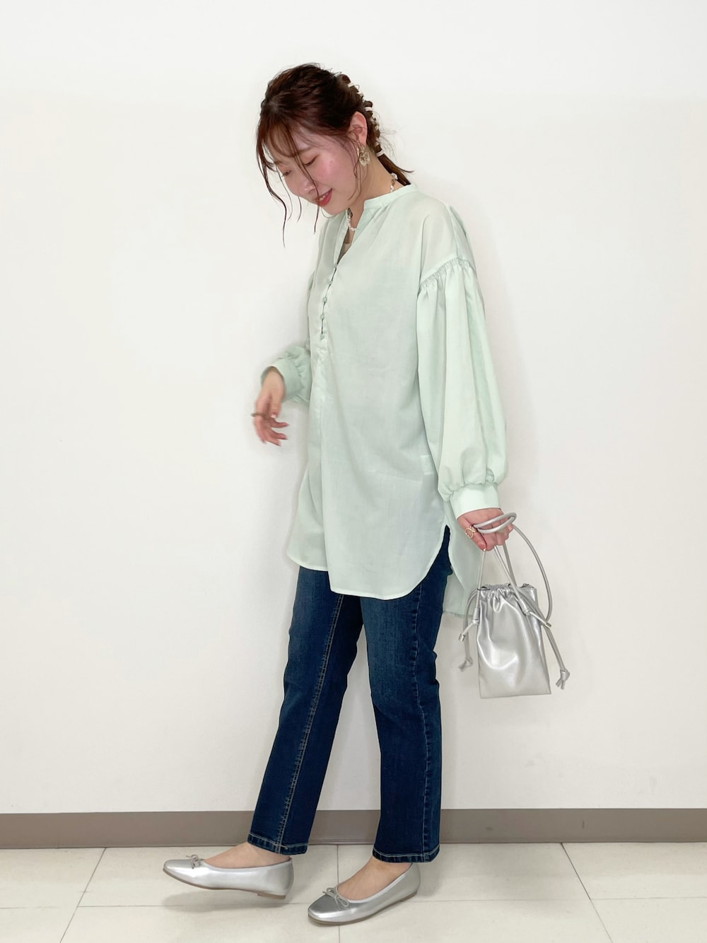 「はじめましてコーデ、オトナカジュアル、シンプルコーデ、春夏コーデ、リラックススタイル、ootd、プチプラコーデ、オトナカワイイ、ボリューム袖、カラーコーデ、ショルダーバッグ、ブラウス」｜「SHOO・LA・RUEの多ボタンチュニックブラウス【藤本美貴さん着用商品】（シャツ/ブラウス、グリーン系）」を使った、shionさん（レディース・162cm）の春コーディネートの1枚目の写真