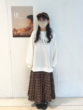 「ehka sopo（エヘカソポ）のロゴプリントビッグスウェット（スウェット、ホワイト系）」を使った、きむさん（レディース・153cm）の秋コーディネート