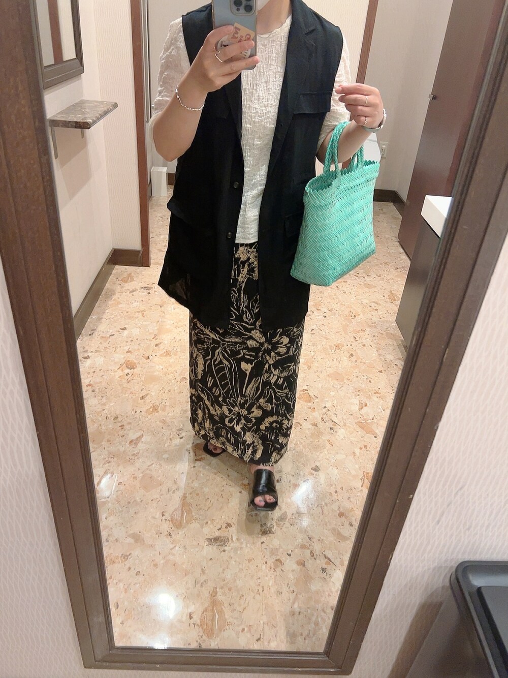 「夏コーデ、大人コーデ、ootd、低身長コーデ、ジレ、オトナカジュアル、Kastane」｜「Kastaneのバティック柄Iラインスカート（スカート、ブラック系）」を使った、sachieさん（レディース・152cm）の夏コーディネートの1枚目の写真