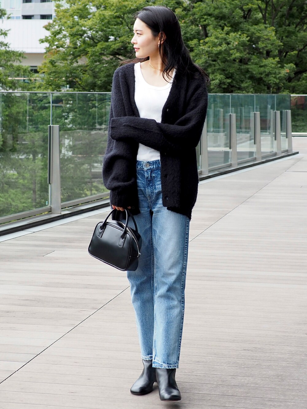 「秋ルック紹介するよ、秋コーデ、ブーツ、カーディガン、デニムパンツ、秋服準備はじめました、ミニバッグ、シンプルコーデ、カジュアルコーデ、モノトーン、ボストンバッグ、ゆるコーデ、ユニセックス、BEAMS、ざっくりニット」｜「Ray BEAMSのRay BEAMS / ミニ ボストン バッグ（ボストンバッグ、ブラック系）」を使った、kanakoさん（レディース・165cm）の秋コーディネートの1枚目の写真