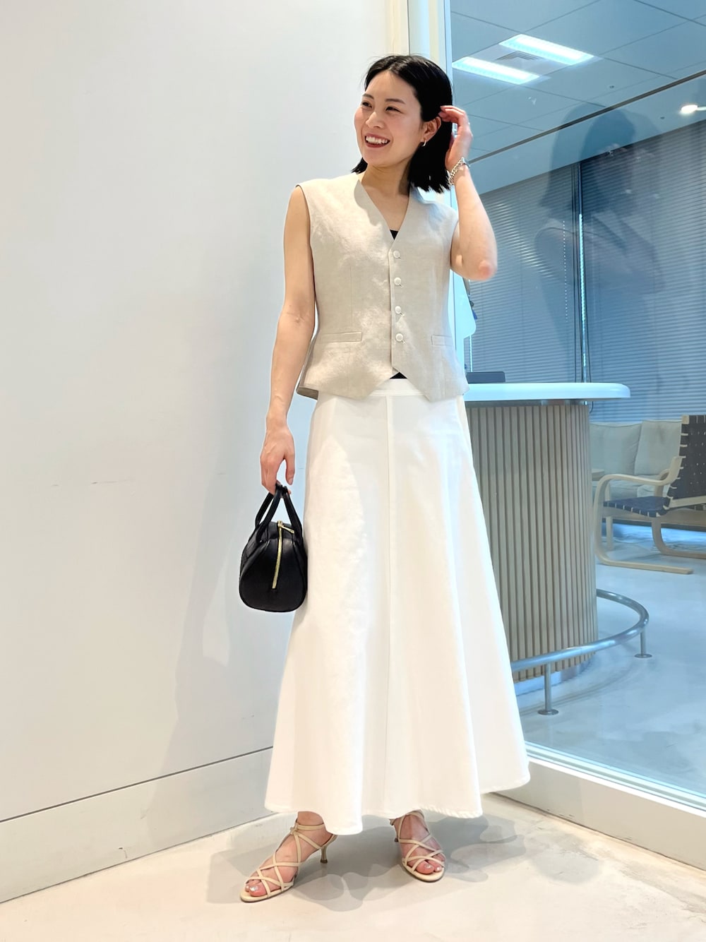 「春のNewスタイル、大人女子、ホワイトコーデ、ホワイト、ミニバッグ、ホワイトスカート、フレアスカート、ベスト、トレンド、ロングスカート、大人コーデ、ヒール、春夏コーデ、デニムスカート、いいね、save、フォローお願いします🤑」｜「Demi-Luxe BEAMSのAK+1 / ウールリネン ベスト（ベスト、ベージュ系）」を使った、kanakoさん（レディース・165cm）の春コーディネートの1枚目の写真