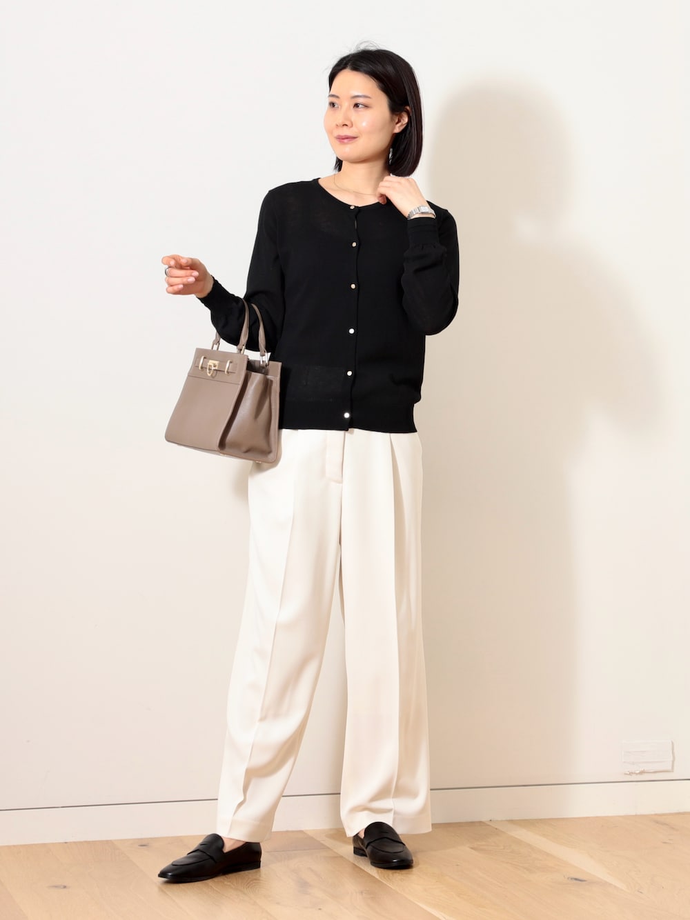 「春のNewスタイル、春ファッション、カーディガン、モノトーン、モノトーンコーデ、スラックス、ローファー、お仕事コーデ、ボストンバッグ、通勤コーデ、オトナ女子、オフィスカジュアル、オフィススタイル、フォーマル、大人コーデ」｜「BEAMS HEARTのBEAMS HEART / ベーシック クルーネック カーディガン（カーディガン/ボレロ、ブラック系）」を使った、kanakoさん（レディース・165cm）の春コーディネートの1枚目の写真