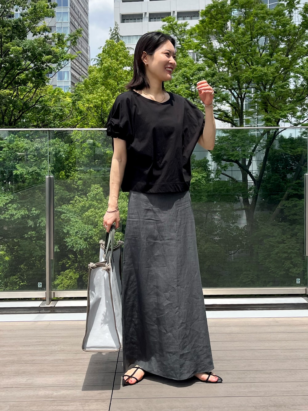 「きれいめカジュアル、シンプルコーデ、オトナ女子、シンプル、大人かわいい、春夏コーデ、プチプラ、ロングスカート、リネンスカート、大人女子、スカートスタイル、トートバッグ、サンダルコーデ、ボリューム袖、ブラックコーデ」｜「BEAMS HEARTのBEAMS HEART / ツイストスリーブ プルオーバー（Tシャツ/カットソー、ブラック系）」を使った、kanakoさん（レディース・165cm）の春コーディネートの1枚目の写真