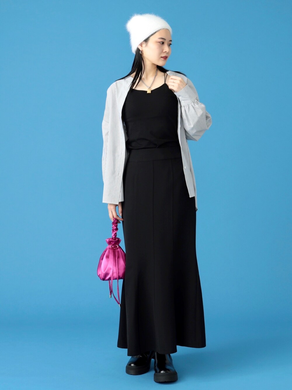 「トレンド、BEAMS、beamsdot、マーメイドスカート、ロングスカート、秋服準備はじめました、シャツスタイル、ストライプシャツ、ブーツ、キャミソール、ハンドバッグ、ニット帽、大人ガーリー、いいね、save、フォローお願いします🤑、タックイン」｜「BeAMS DOTの【WEB限定】BeAMS DOT / バンドカラービッグシャツ（シャツ/ブラウス、ブラック系）」を使った、kanakoさん（レディース・165cm）の秋コーディネートの1枚目の写真