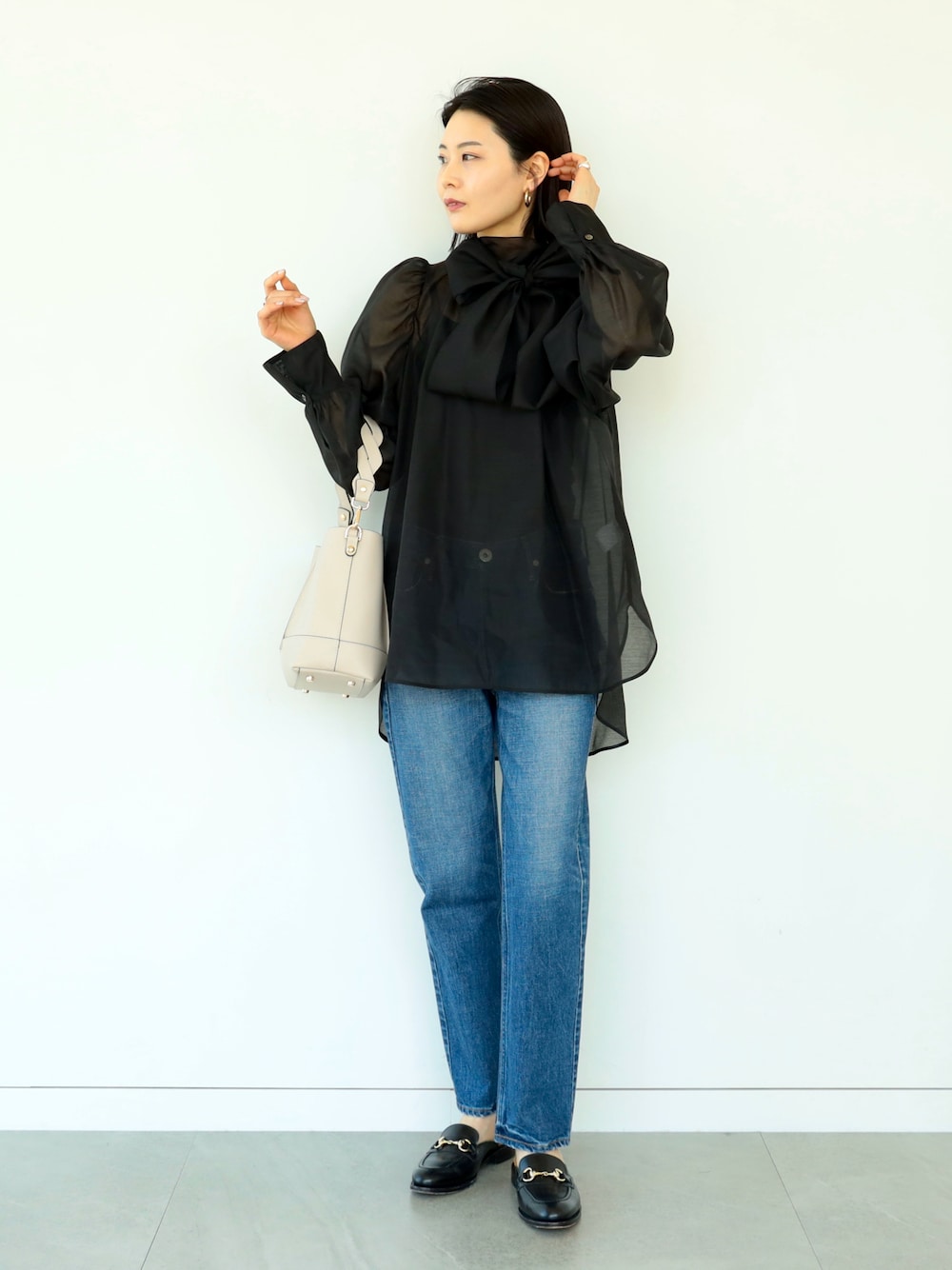 「春のNewスタイル、春ファッション、デニムコーデ、春夏コーデ、キレイめ、オトナ女子、シアートップス、シアーシャツ、リボン、大人ガーリー、ローファー、シアー、ボリューム袖、いいね、save、フォローお願いします🤑、BEAMS」｜「Demi-Luxe BEAMSのDemi-Luxe BEAMS / オーガンジー リボンブラウス（シャツ/ブラウス、ブルー系）」を使った、kanakoさん（レディース・165cm）の春コーディネートの1枚目の写真