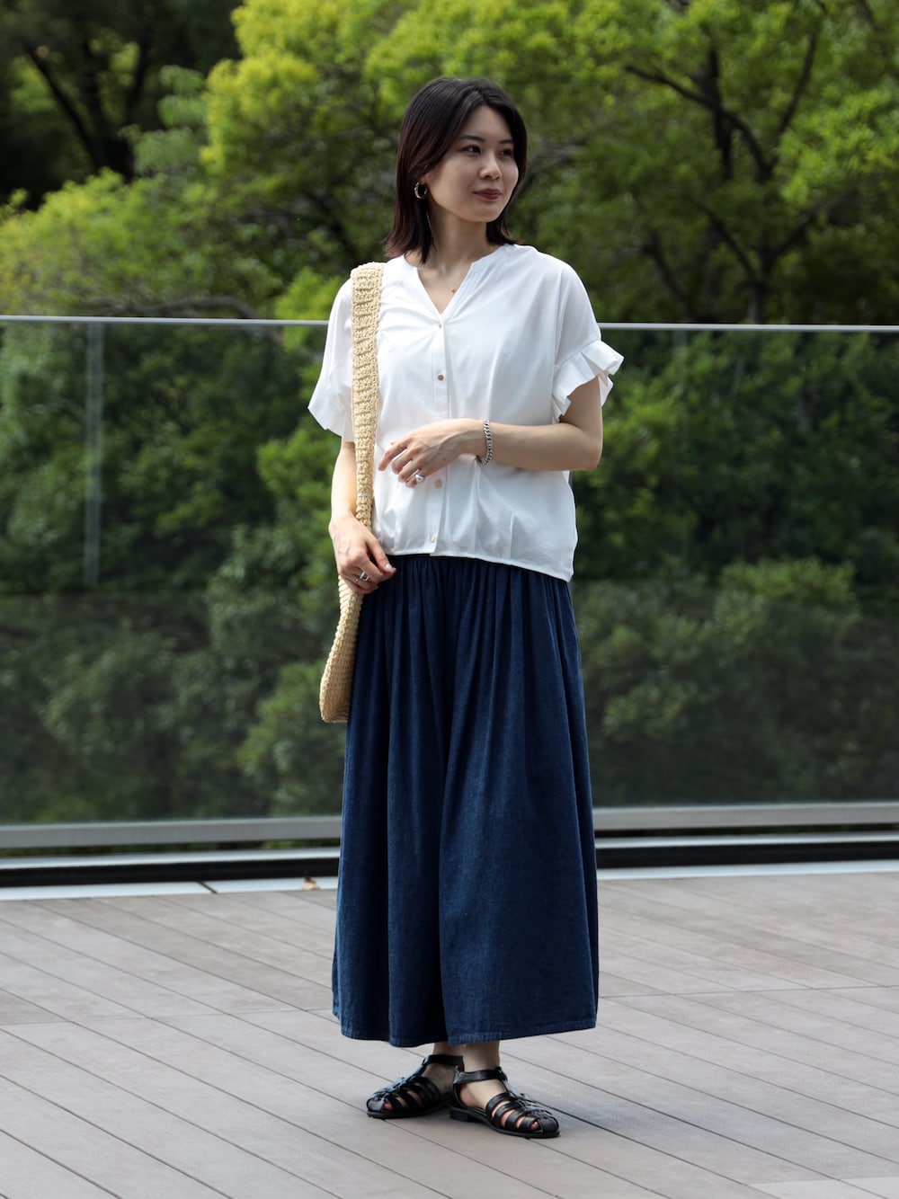 「きれいめカジュアル、プチプラ、夏だ！Tシャツ着よう！、さらっと晴れやかスナップ、夏コーデ、オトナカワイイ、デニム、オトナカジュアル、ラフコーデ、楽チンコーデ、春夏コーデ、スカートスタイル、シンプル、ブラウスコーデ、フレアスカート」｜「BEAMS HEARTのBEAMS HEART / スキッパーネック カットソー（シャツ/ブラウス、ホワイト系）」を使った、kanakoさん（レディース・165cm）の夏コーディネートの1枚目の写真