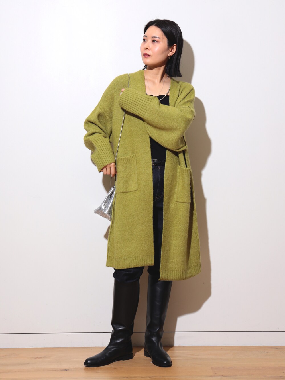 「大人カジュアル、グリーンコーデ、グリーン、ロングカーディガン、カーディガン、ロングブーツ、ゆるコーデ、ゆったりコーデ、ラフコーデ、いいね、save、フォローお願いします🤑、ざっくりニット、ニットカーディガン、カーディガンコーデ、デニムパンツ、大人ガーリー」｜「BEAMS HEARTのBEAMS HEART / アウトリンキング ロングカーディガン（カーディガン/ボレロ、グリーン系）」を使った、kanakoさん（レディース・165cm）の冬コーディネートの1枚目の写真