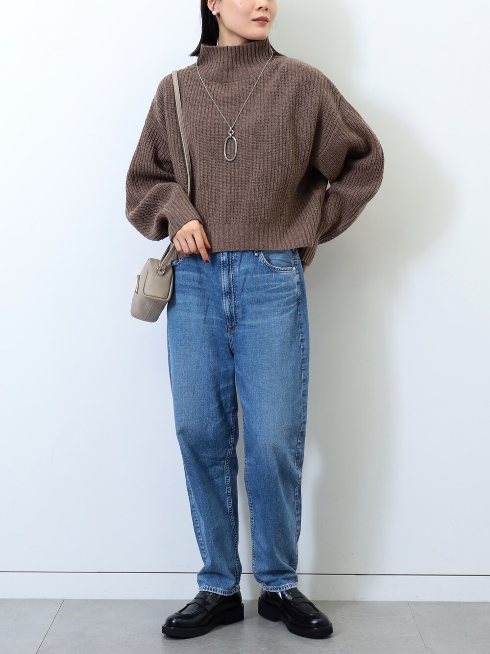 「オトナ女子、ボリューム袖、ニット、デニムパンツ、ショルダーバッグ、ゆるコーデ、ローファー、秋冬コーデ、大人カジュアル、大人コーデ、シンプルコーデ、プチプラ、プチプラコーデ、ミニバッグ、カジュアルコーデ」｜「BEAMS HEARTのBEAMS HEART / ボリュームスリーブ タートルニット プルオーバー（ニット/セーター、ブラウン系）」を使った、kanakoさん（レディース・165cm）の冬コーディネートの1枚目の写真