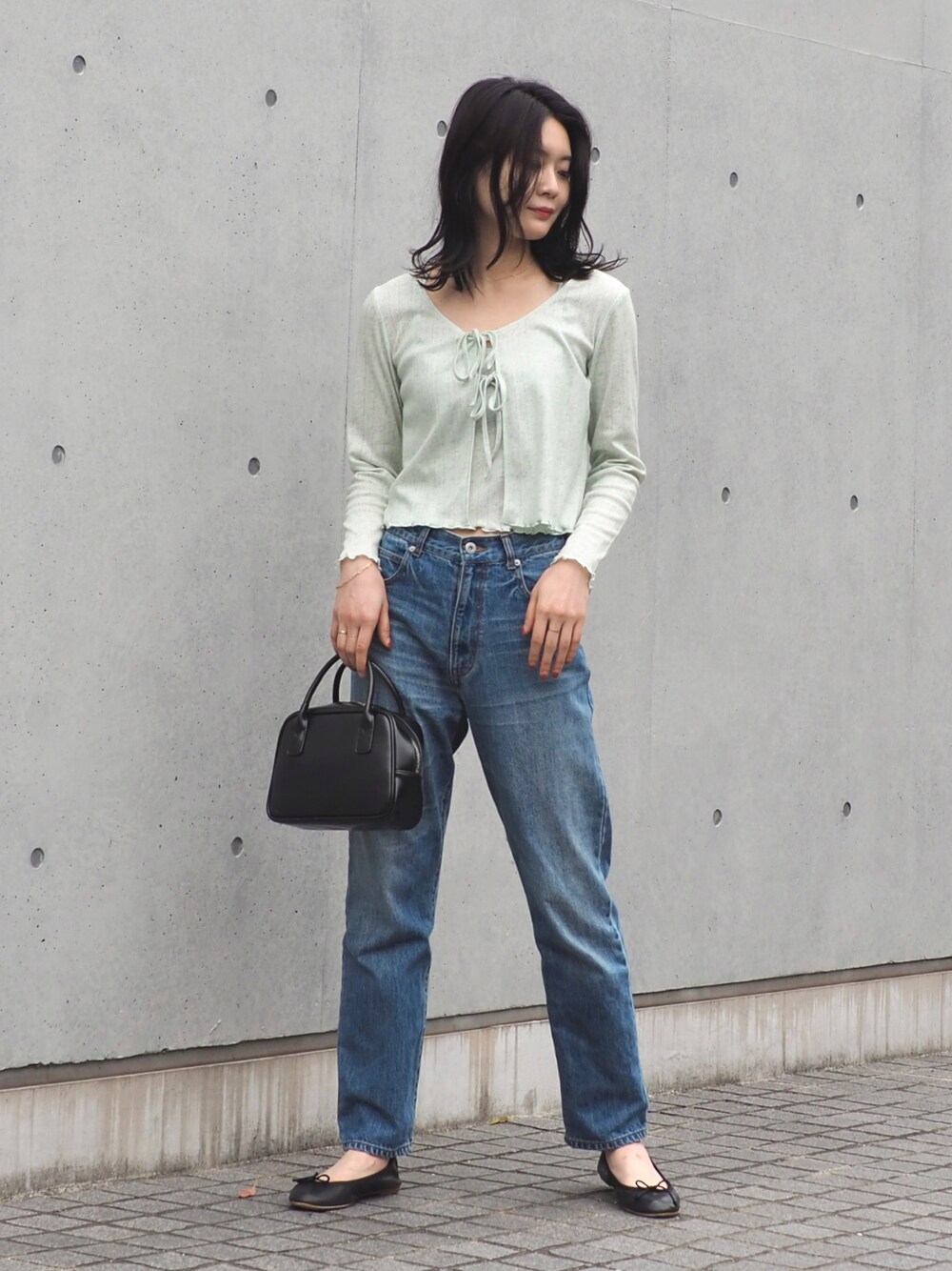 「休日コーデ、春コーデ、春、カジュアル、おしゃれさんと繋がりたい、ミニバッグ、デニム、デニムパンツ、花柄、キャミソール、カーディガン、カジュアルコーデ、ボストンバッグ、BEAMS、デニムっていいよね」｜「BeAMS DOTの【WEB限定】BeAMS DOT / フラワー コットンキャミソール カーディガン 2Pセット（Tシャツ/カットソー、グリーン系）」を使った、kanakoさん（レディース・165cm）の春コーディネートの1枚目の写真