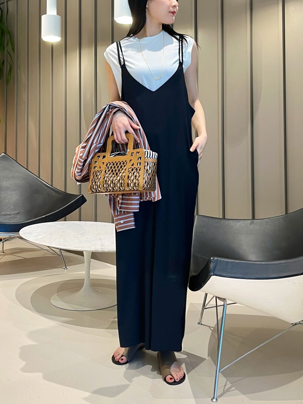 「春夏コーデ、大人カジュアル、キレイめカジュアル、休日スタイル、セットアイテム、着回しコーデ、大人かわいい、ラフコーデ、ゆるコーデ、大人コーデ、かごバッグ、ハンドバッグ、サロペット、リラックススタイル、夏コーデ」｜「BEAMS HEARTのBEAMS HEART / フレンチプルオーバー サロペット セット【セットアイテム】（サロペット/オーバーオール、ブルー系）」を使った、kanakoさん（レディース・165cm）の春コーディネートの1枚目の写真