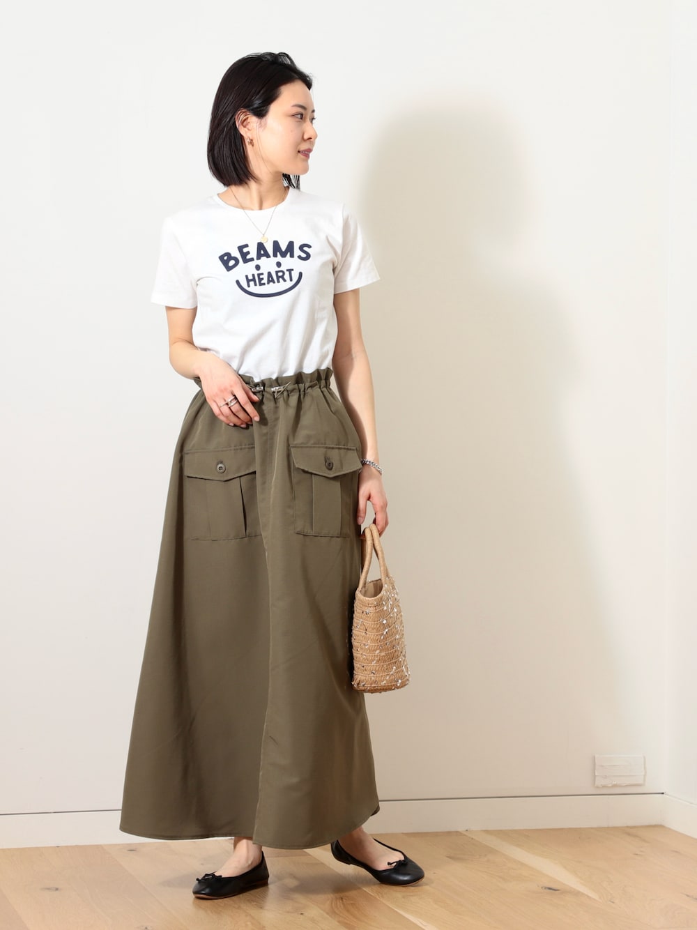 「プリントT、Tシャツ、夏コーデ、かごバッグ、バレエシューズ、カーゴスカート、ロングスカート、大人カジュアル、大人かわいい、カジュアルコーデ、春夏コーデ、いいね、save、フォローお願いします🤑、シンプルコーデ、ゆるコーデ、トレンド」｜「BEAMS HEARTのBEAMS HEART / スマイル ロゴTシャツ＜WOMEN＞（Tシャツ/カットソー、ホワイト系）」を使った、kanakoさん（レディース・165cm）の春コーディネートの1枚目の写真